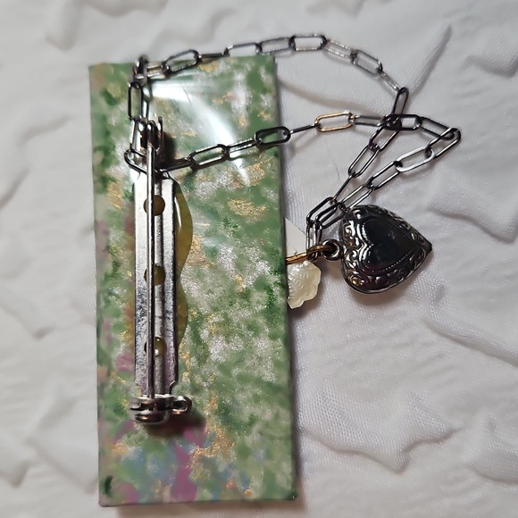 VINTAGE PIN MINITURE ENVELOPE WITH CHAIN AND HEART GREEN & SILVER - Picture 5 of 6